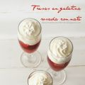 Fresas en gelatina rosada con nata