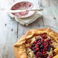 Galette de melocotones y frutos rojos
