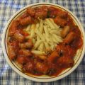 MACARRONES CON SALCHICHAS Y PIMIENTOS EN SALSA