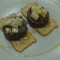 Canapé de morcilla, pera y miel