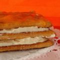 Tarta milhojas de nata y mermelada