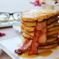 Tortitas americanas con bacon y sirope de arce.