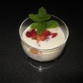 Pastel de queso líquido con crujiente de fresas
