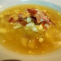 Sopa de pollo con jamón y huevo