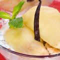Peras a la vainilla con yogur y menta