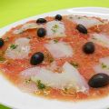 Carpaccio de bacalao sobre tomate con aceitunas[...]