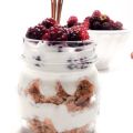 Parfait de yogur con moras y cereales integrales