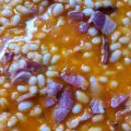 Judías pochas, guisadas con bacon ahumado.