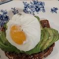  TOSTA DE PAN CON AGUACATE Y HUEVO ESCALFADO[...]