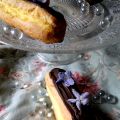 Éclairs de crema, violetas y chocolate