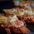 Tosta de salmón y huevo de codorniz