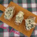 Montaditos de lomo y queso azul
