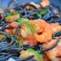 Espaguetis negros con gulas y gambas