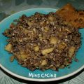 Revuelto de morcilla con manzana y piñones