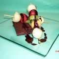 BIZCOCHO DE CHOCOLATE CON BROCHETAS DE FRUTAS