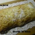 COCA DE HOJALDRE RELLENA DE CREMA Y ALMENDRAS