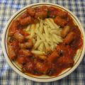 MACARRONES CON SALCHICHAS Y PIMIENTOS EN SALSA
