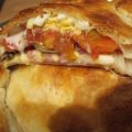 Calzone relleno con jamón, queso y aceitunas