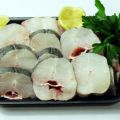 Rodajas de pescadilla con salsa de tomate
