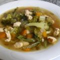 Sopa de cebolla con verduras, cilantro y pollo