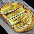 Tosta de queso brie con miel y nueces.