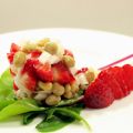 Ensalada de habas, fresas y queso