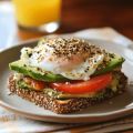  Tostadas Integrales con Aguacate, Huevo[...]