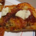 Pizza crujiente con cebolla caramelizada,[...]
