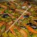 Paella mixta con mariscos y carne
