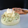 Pastel de patata con ensaladilla de aguacate