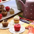 Cupcakes variados en compañía.
