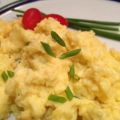 Huevos revueltos con cebollino y brie