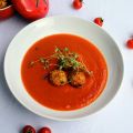 Sopa de tomates asados con trufas de queso[...]