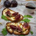 Tostas de higos, brie y miel