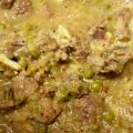 Ternera guisada con guisantes y mostaza en grano