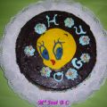 Tarta de cumpleaños con nata y chocolate