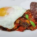Pisto con algas, huevo frito y morcilla