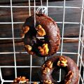 Donuts de brownie y nueces caramelizadas