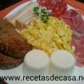 Variado de embutidos y huevos revueltos