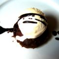 Brownie con salsa de chocolate y helado de[...]