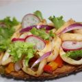 Tosta de calamares y verduras tiernas