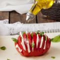 Tomates Hasselback, mozzarella y albahaca