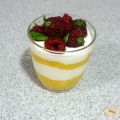 Helado de mango con frambuesas maceradas.[...]
