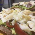 Tostada de pan de anacardos y arándanos, con[...]