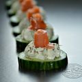 Aperitivo de salmón con queso en crema y pepino