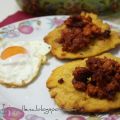 Tortos de maiz con picadillo y huevo