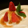 FRESAS CON  REQUESÓN Y SALSA DE CARAMELO
