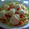 HUEVOS RELLENOS CON ENSALADA VARIADA