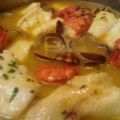 Merluza en salsa con almejas y gambones