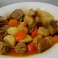 Patatas guisadas con costilla y salchichas
